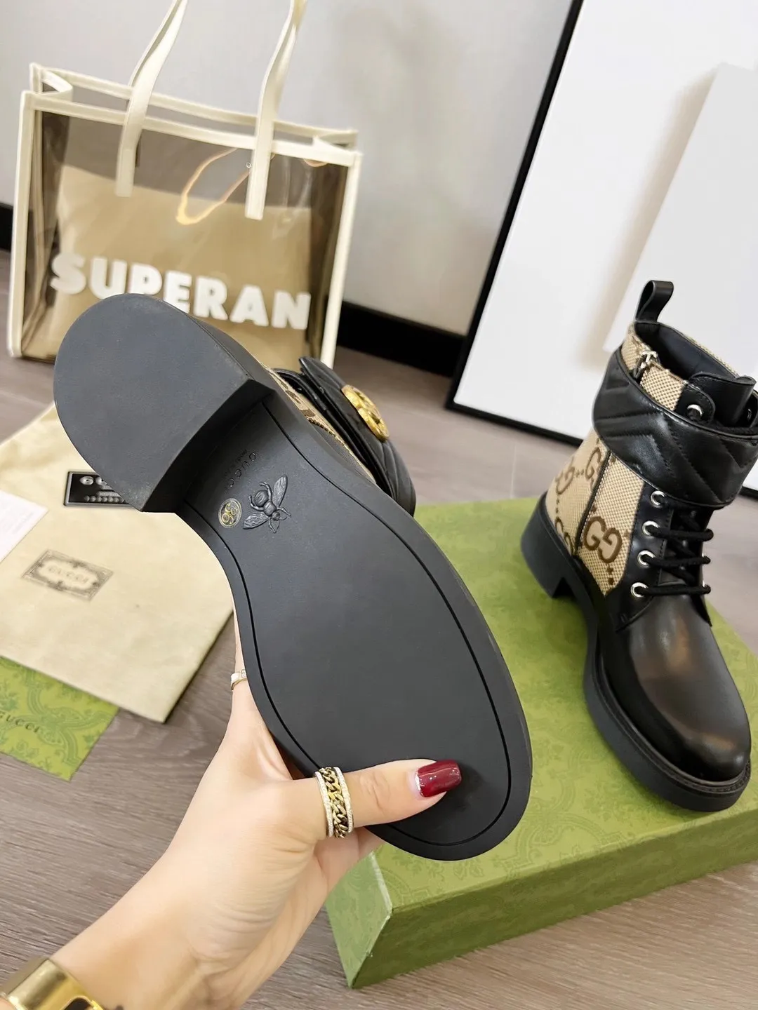 👟👟Ex-factory price 560👟👟 Autumn and winter GUCCI double G ankle boots original model opening✅ Full oil edges and metal chain details, a pull strap at the back for easy putting on and taking off, elastic design on both sides, full of high-end sense [strong] Fabric: cowhide🐂 Inner/foot pads: high-end cowhide🐂 Little Bee GUCCI TPU outsole Heel height 4cm Color: black Code number: 35-41 (41 needs to be customized) Packaging: Comes with card and cloth bag.